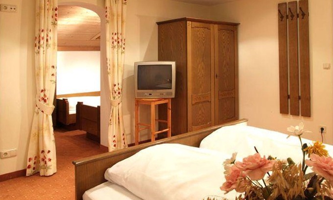 Waidring House | Double room with bath/shower, toilet, 2 extra beds - Hotel-Pension Gschwentner