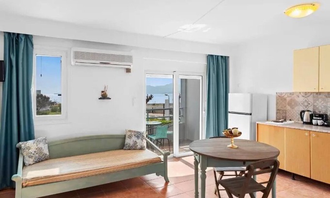Haraki House | Double Room with Extra Bed