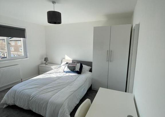 Basingstoke House | Double room with private bathroom in Basingstoke
