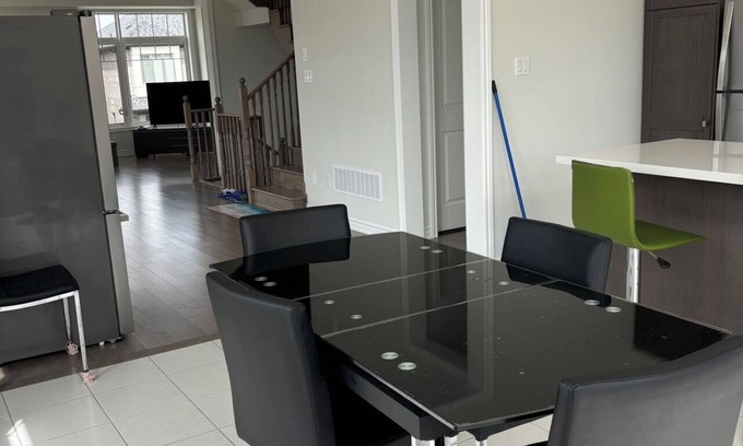 Caledon House | Doubleroom and shared bathroom.Close to the airport. there are many supermarket