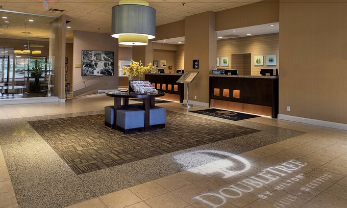 Maryland Heights Hotel | DoubleTree by Hilton St. Louis - Westport