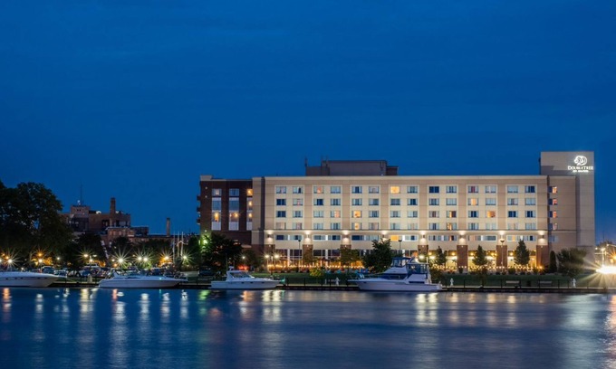 Bay City Hotel | DoubleTree by Hilton Bay City - Riverfront