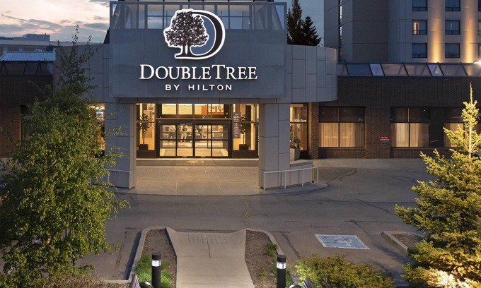 Jasper Place Hotel | DoubleTree by Hilton Hotel West Edmonton