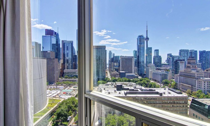 Bay Street Corridor Hotel | DoubleTree by Hilton Hotel Toronto Downtown