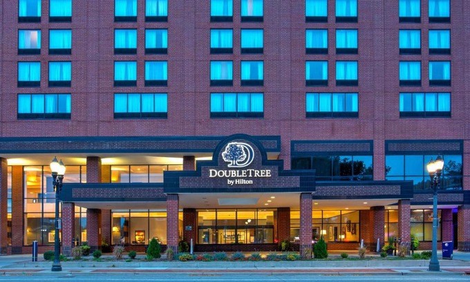 Downtown Hotel | DoubleTree by Hilton Lansing