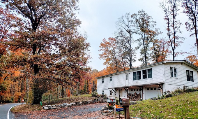 Mount Aetna House | Dove Road 🕊 Country Setting Hershey Park Giant Center Harrisburg Capitol