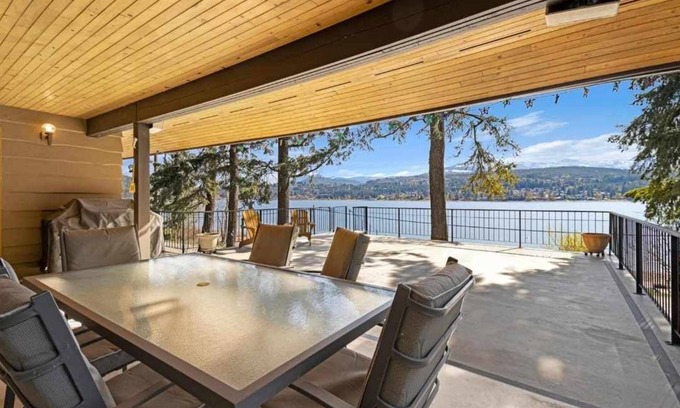Blind Bay House | Down By The Bay, Shuswap Lake- Large Semi Lakefront with Beach/Buoy