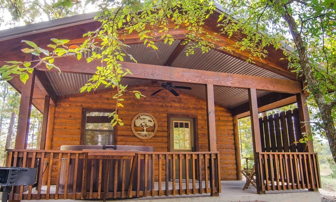 Hochatown Cabin | Down Time Studio Cabin With Private Hot Tub and BBQ by Redawning