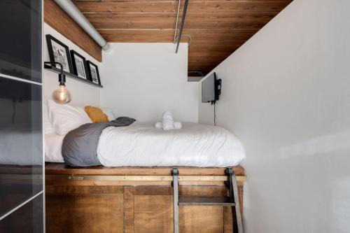 Parkdale Apartment | Downtown 1BR Modern Condo