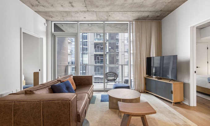East Cesar Chavez Condo | Downtown 2 Bedroom Lux Suite