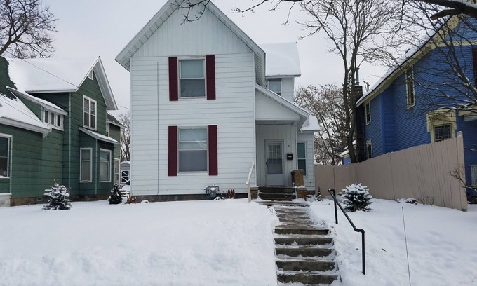 Grand Rapids House | Downtown 2-Story Cottage