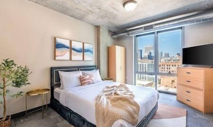 The Loop Condo | Downtown 2bd #5 +Gym near Park, Lake, Museums