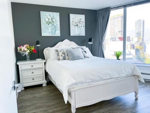 Crosstown Apartment | Downtown 4bd 2ba View Skytrain 2 Free Parking