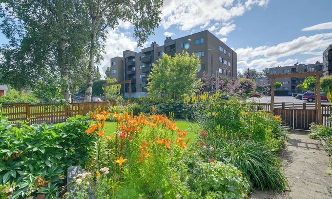 Downtown Anchorage Cottage | Downtown Anchorage Vacation Rental w/Garden Views