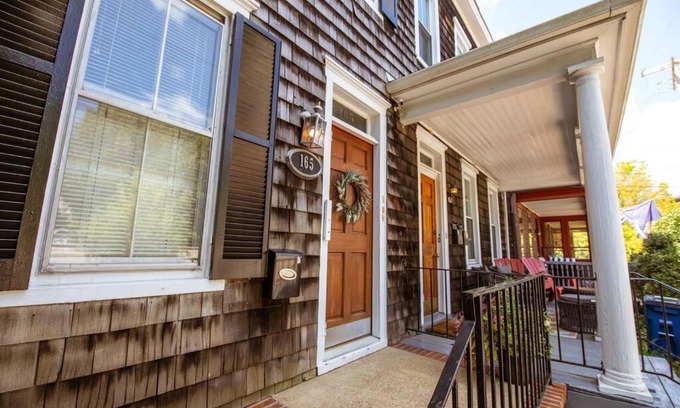 Historic District Apartment | Downtown Annapolis King George 3rd Floor Hideaway