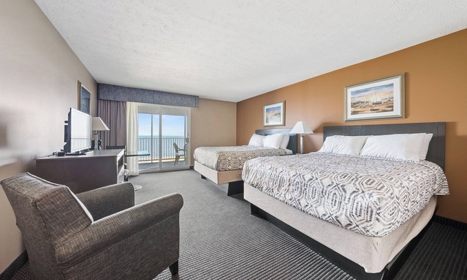 Put-in-Bay Hotel | Downtown Area - Waterfront - Sleeps 4