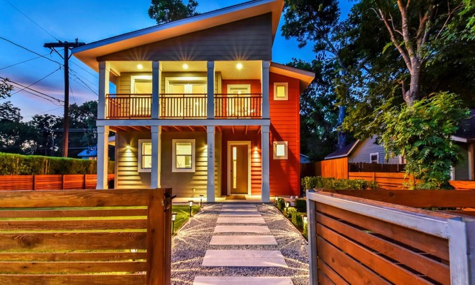 Holly House | Downtown Austin Luxury House with Hot Tub + Golf Green + Fire Pit +Patio Misters