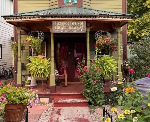 Glenwood Springs Bed & Breakfast | Downtown B&B with Jacuzzi