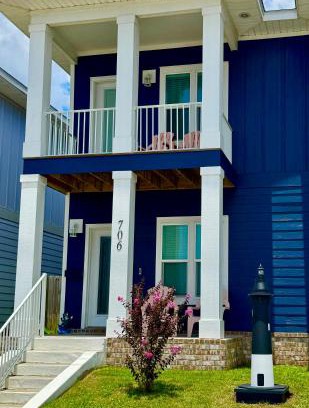 Downtown House | Downtown, Bay Views, Fish Market, and Blue Angels!