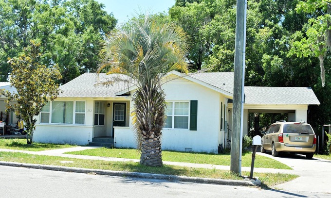 Williston House | Downtown Bungalow - Easy walking distance to Restaurants and Shops.