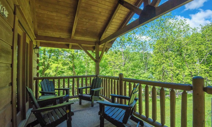 West Jefferson Cabin | Downtown Cabin - West Jefferson + Hot Tub + Minutes to Downtown Breweries, Shops, and More!