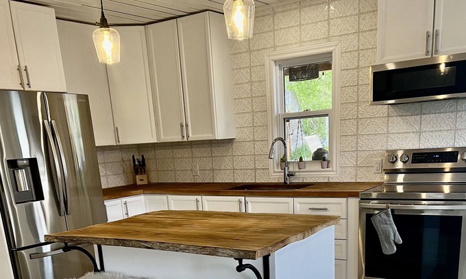 Calabogie House | Downtown Calabogie vacation getaway. Walking distance to so much ! w/Hottub