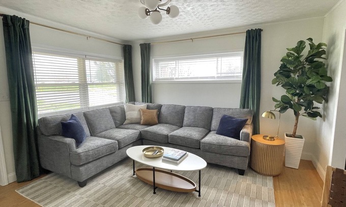 Carbondale Condo | Downtown Carbondale. Cozy and Cheery Abode - NEW-