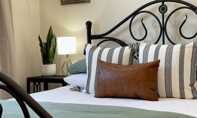 Cody House | Downtown Casita, recently renovated, charming 1 bedroom, with parking and a gas grill!