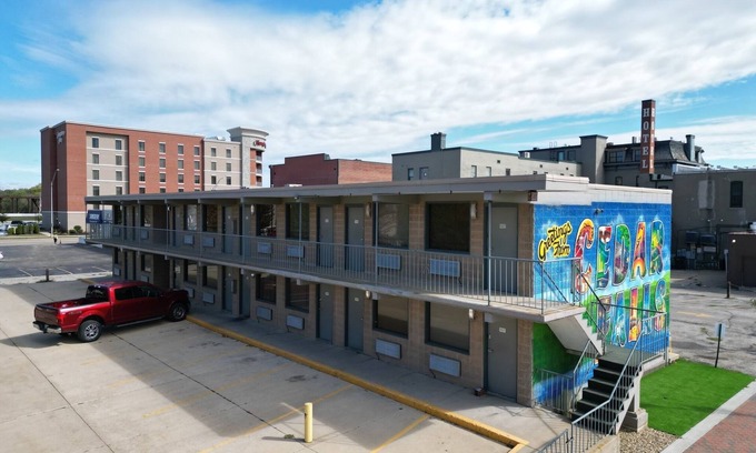 Cedar Falls Apartment | Downtown CF Studio - Free Gated Parking! 521