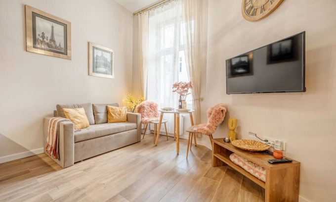 Srodmiescie Apartment | Downtown Cozy Apartments by Rentujemy
