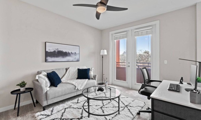 Courier City - Oscawana Apartment | Downtown Cozy King stay | Pool/Gym/Free Parking!
