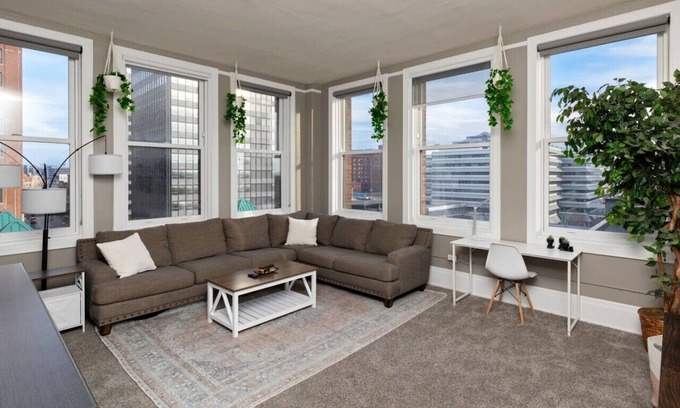 Downtown Des Moines Apartment | Downtown Dream 2br w/City Views 2 blocks to Court
