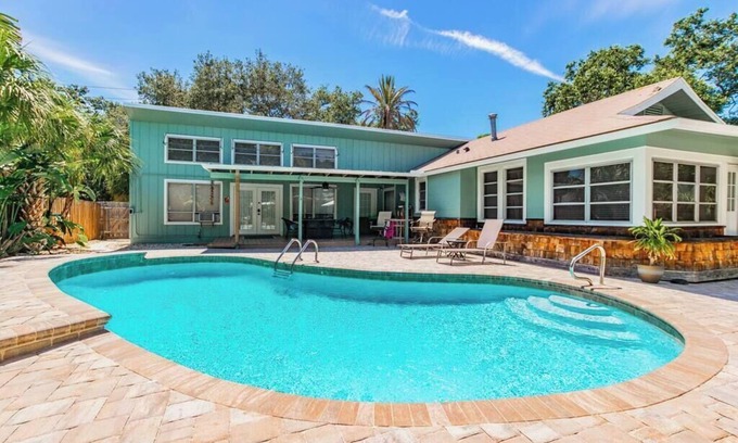 Dunedin House | Downtown Dunedin B&B/Sleeps 12!