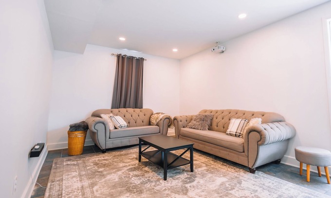 Sugarcreek House | Downtown Escape: Great for large families & groups