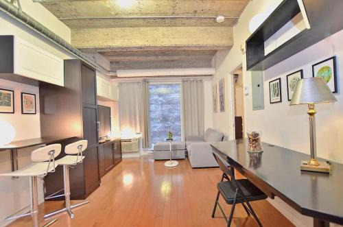 Quartier des Spectacles Apartment | Downtown Flat - Place des Arts Free Street Parking