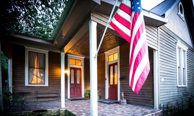 Natchez Cottage | Downtown, Free wine, Courtyard, Porches, 1885, Keyless, Private