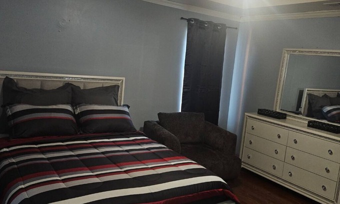 Atlanta House | Downtown Furnished Room - Close to GWCC, Mercedes Benz Stadium & Ga. Aquarium
