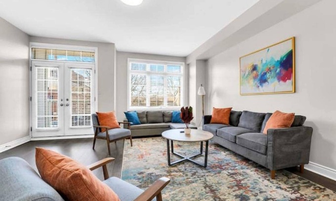 Burlington House | Downtown Gem - 3min to Lakefront - King Bed