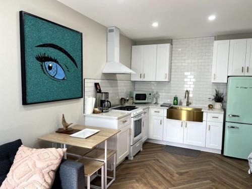 Colonialtown North Apartment | Downtown Groovy Studio