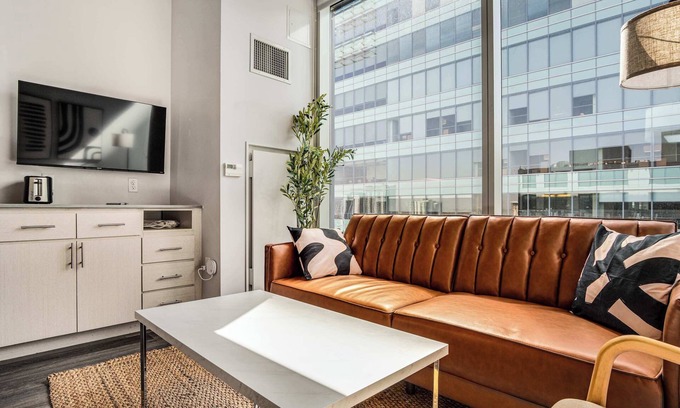 Downtown Phoenix Apartment | Downtown Highrise STU | Sky Pool, Parking, Gym 16