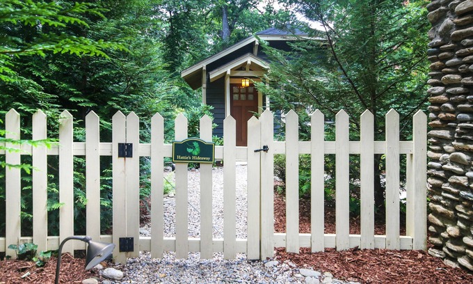 Black Mountain Cottage | Downtown Historic Area, Arts and Crafts CottagenPREMIER HOST SINCE 2013
