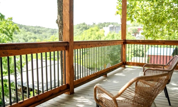 Eureka Springs Historic District Condo | Downtown+HotTub+Wifi+FreeParking @151 Spring Ste B