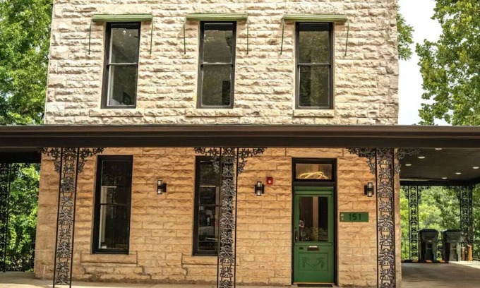 Eureka Springs Historic District Condo | Downtown+HotTub+Wifi+FreeParking @151 Spring Ste A