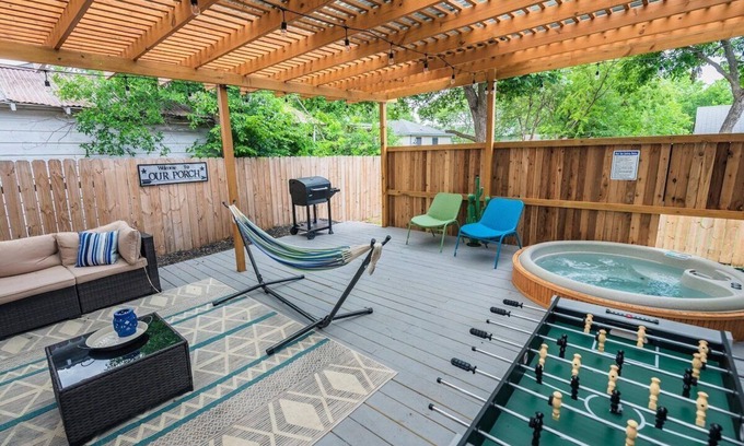 Denver Heights House | DOWNTOWN House with HOT-TUB, Games & BBQ, 5 minutes to Riverwalk