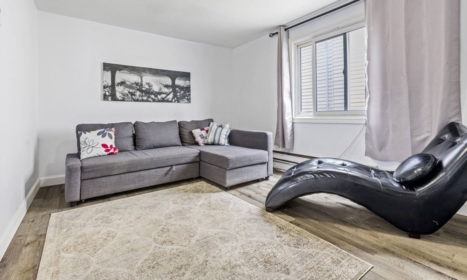 Hull Apartment | Downtown hull - 5 min from DT Ottawa - 1 free parking