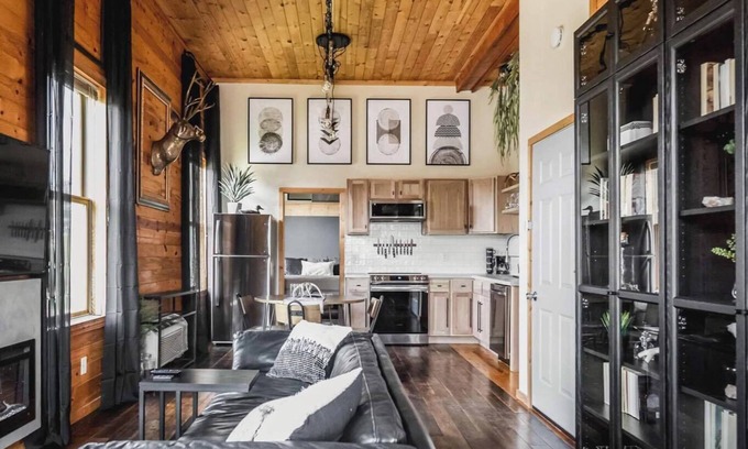 Isle Apartment | Downtown Isle; one block to Lake Mille Lacs beach!