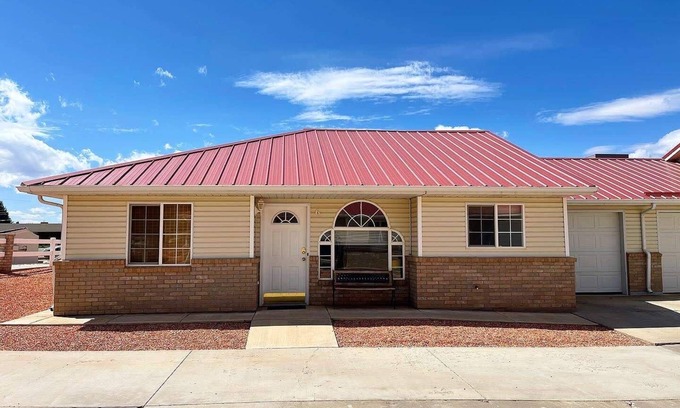 Kanab House | Downtown Kanab Family Townhome, Dew Drop Inn, Near Zion National Park and Bryce