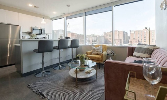 Downtown Kansas City Apartment | Downtown KC 2 Bedroom w/ Sports Complex/King/Queen
