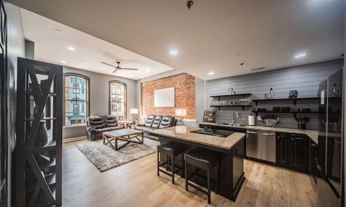 Paducah Condo | Downtown King Suite Condo
