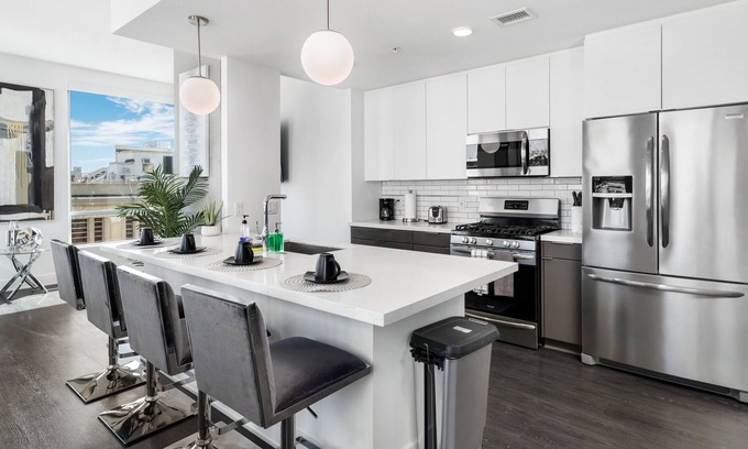 Los Angeles Apartment | Downtown LA Jr. Penthouse Spacious Skyrise Unit- Pool/Jacuzzi access